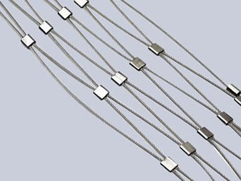 A ferrule type stainless steel cable mesh shows dense diamond holes before stretch.